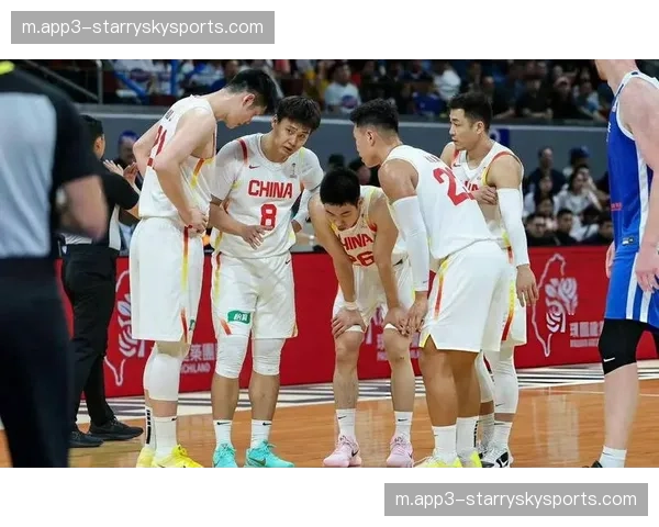 中国男篮开局防守轮转沟通不足 锋线补位意识薄弱暴露短板